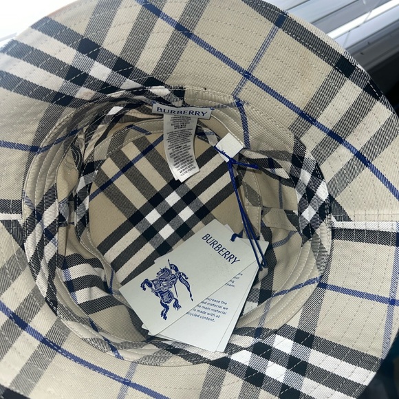 AUTHENTIC NEW BURBERRY BUCKET HAT - Picture 4 of 5